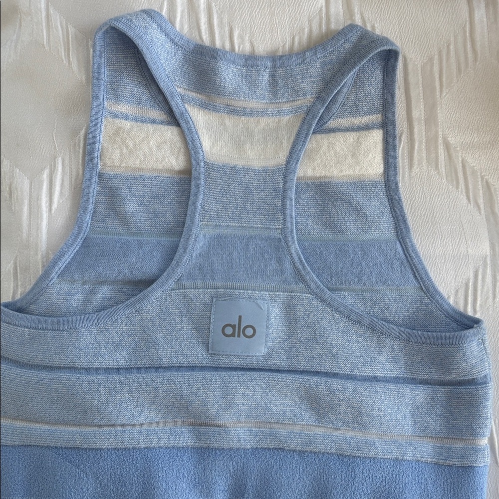 ALO Yoga Women's Crop Tops - Light Blue